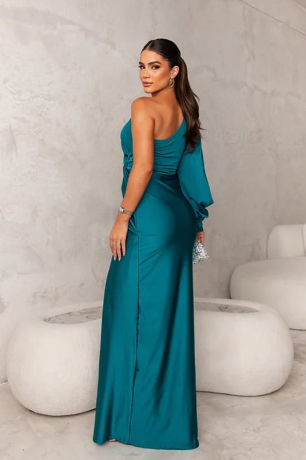 Araceli – Rochie Satinată Asimetrică cu Nod și Umăr Descoperit