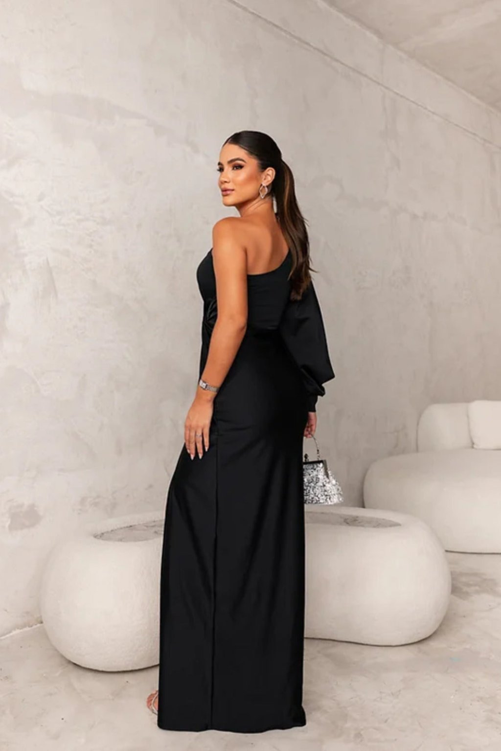 Araceli – Rochie Satinată Asimetrică cu Nod și Umăr Descoperit