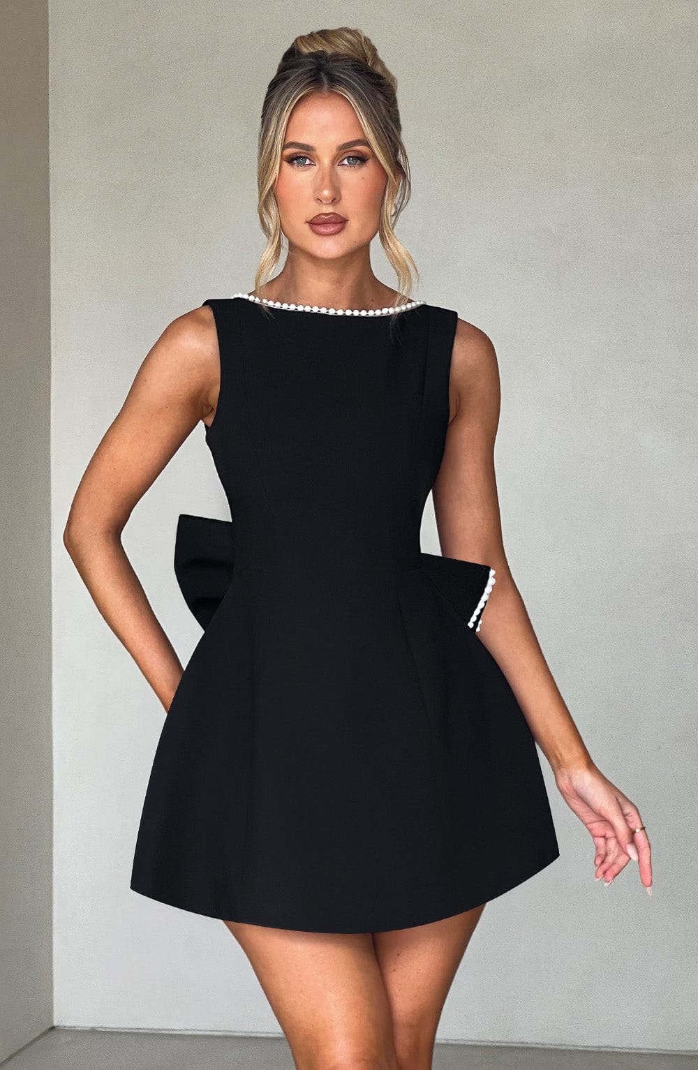 Elle – Rochie Mini de Damă cu Fundă și Perle