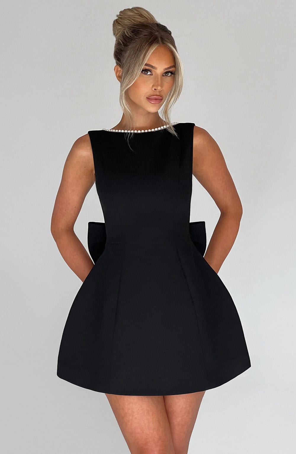 Elle – Rochie Mini de Damă cu Fundă și Perle