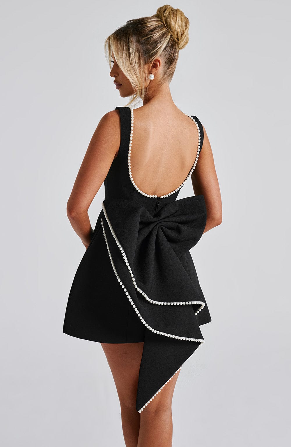 Elle – Rochie Mini de Damă cu Fundă și Perle