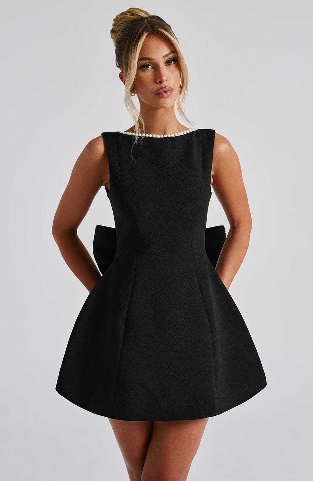 Elle – Rochie Mini de Damă cu Fundă și Perle