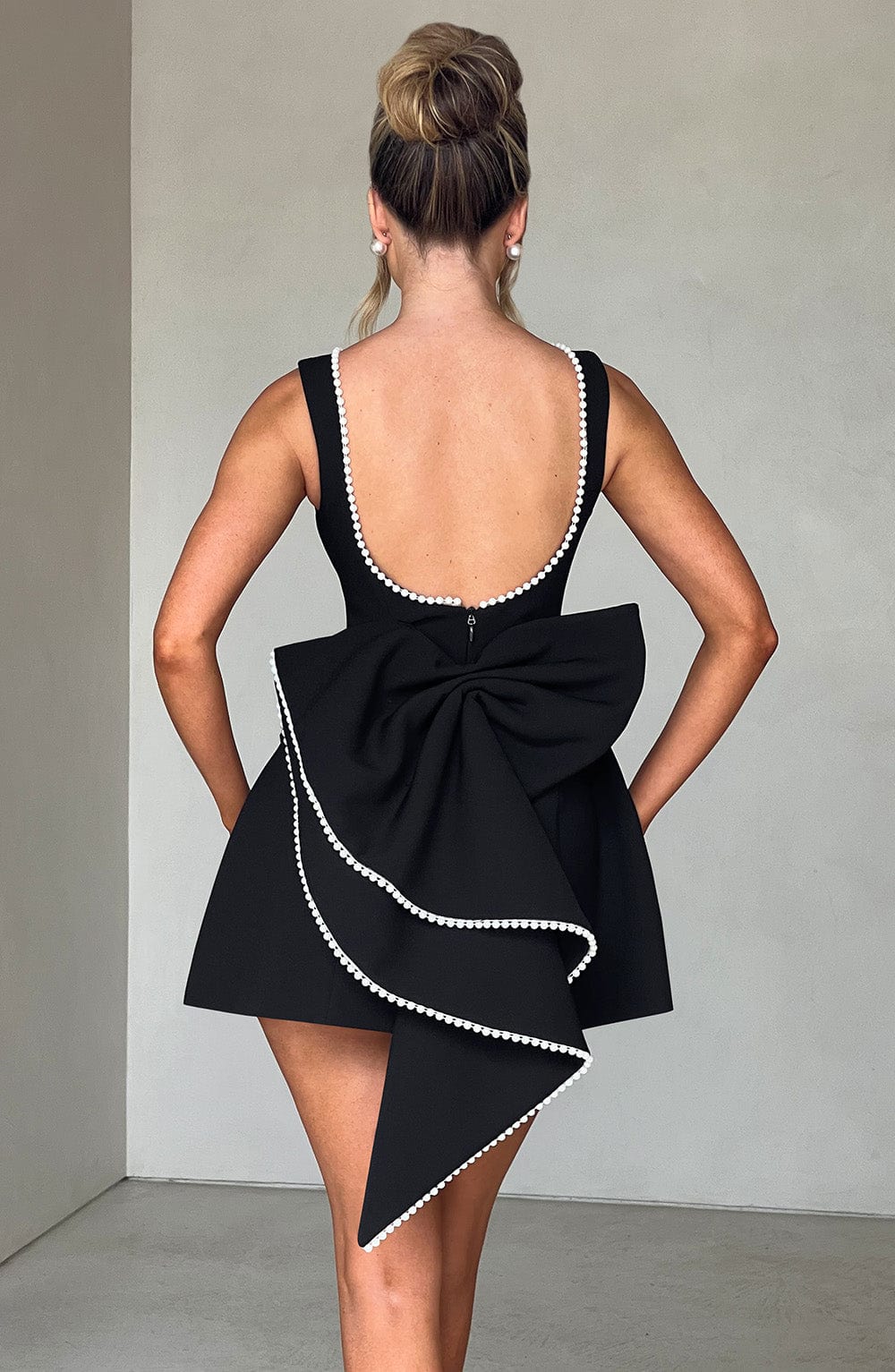 Elle – Rochie Mini de Damă cu Fundă și Perle