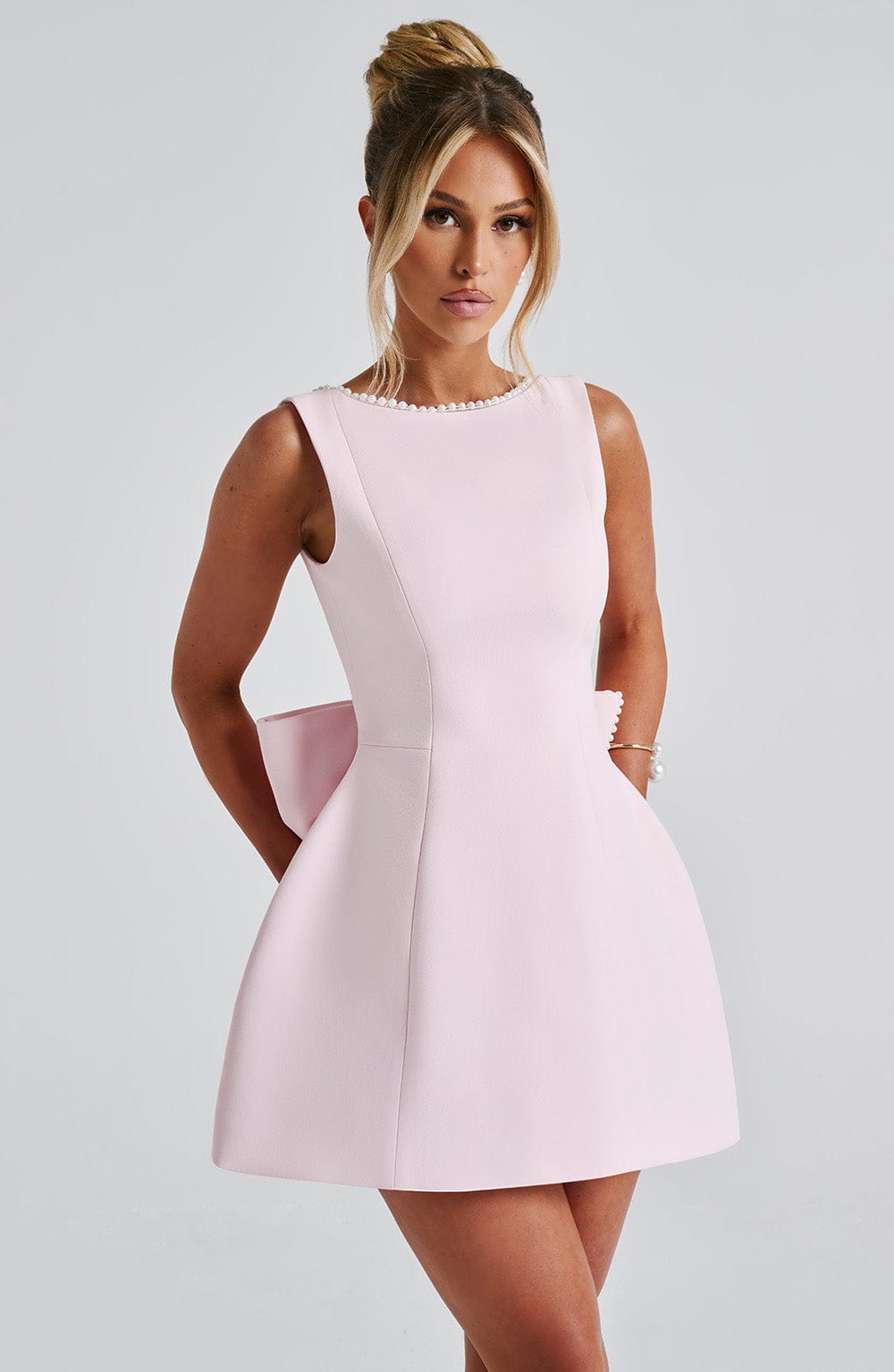 Elle – Rochie Mini de Damă cu Fundă și Perle