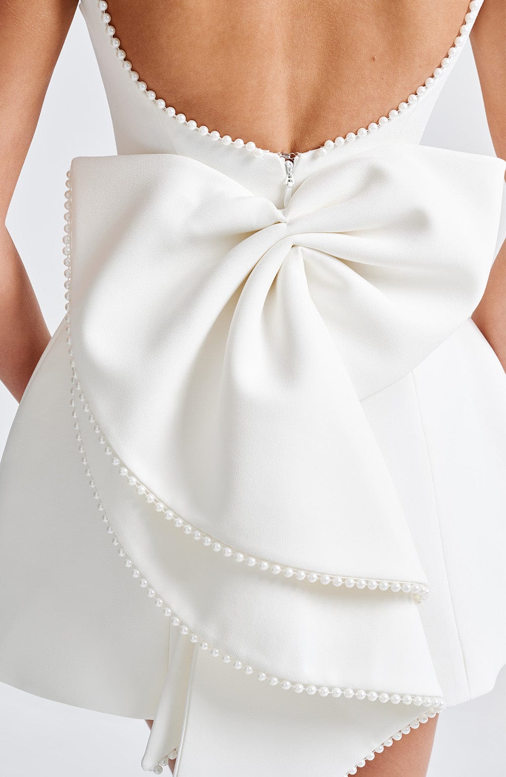 Elle – Rochie Mini de Damă cu Fundă și Perle