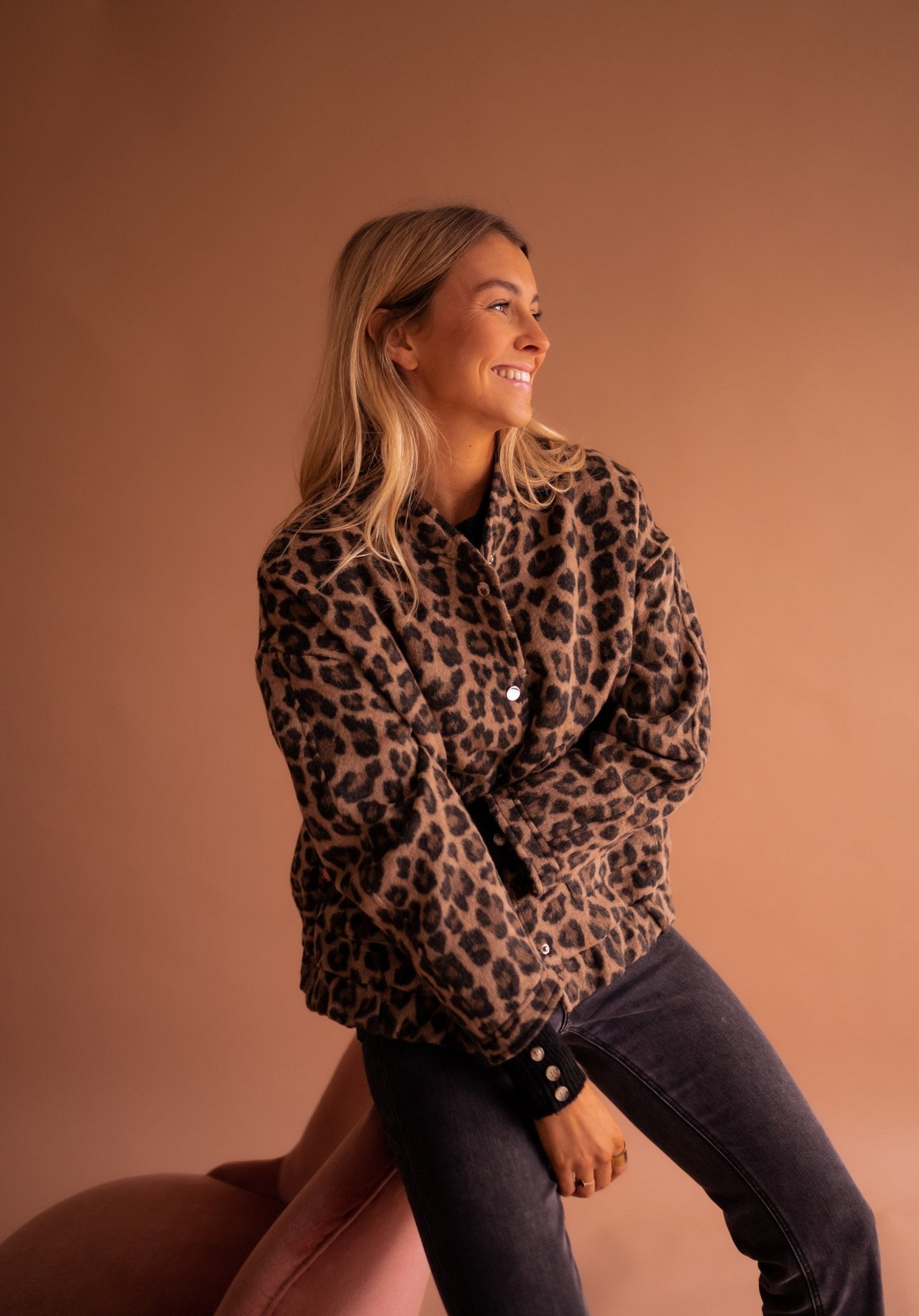 Charlene – Jachetă de Damă Elegantă cu Model Leopard