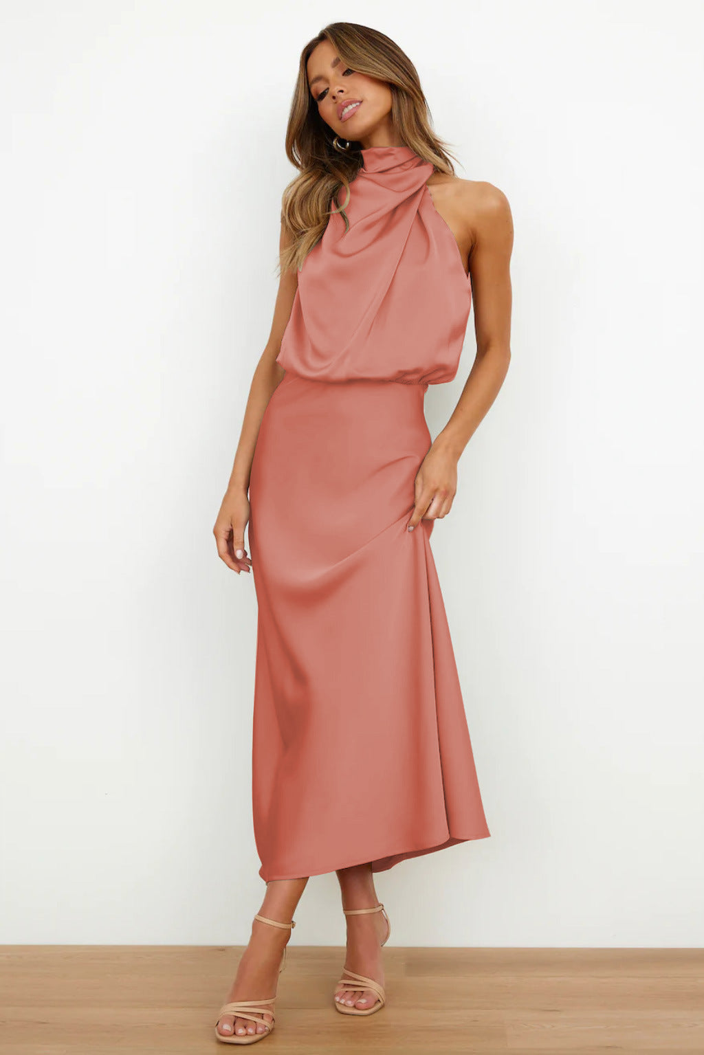 Carlina | Rochie lungă din satin cu decolteu halter