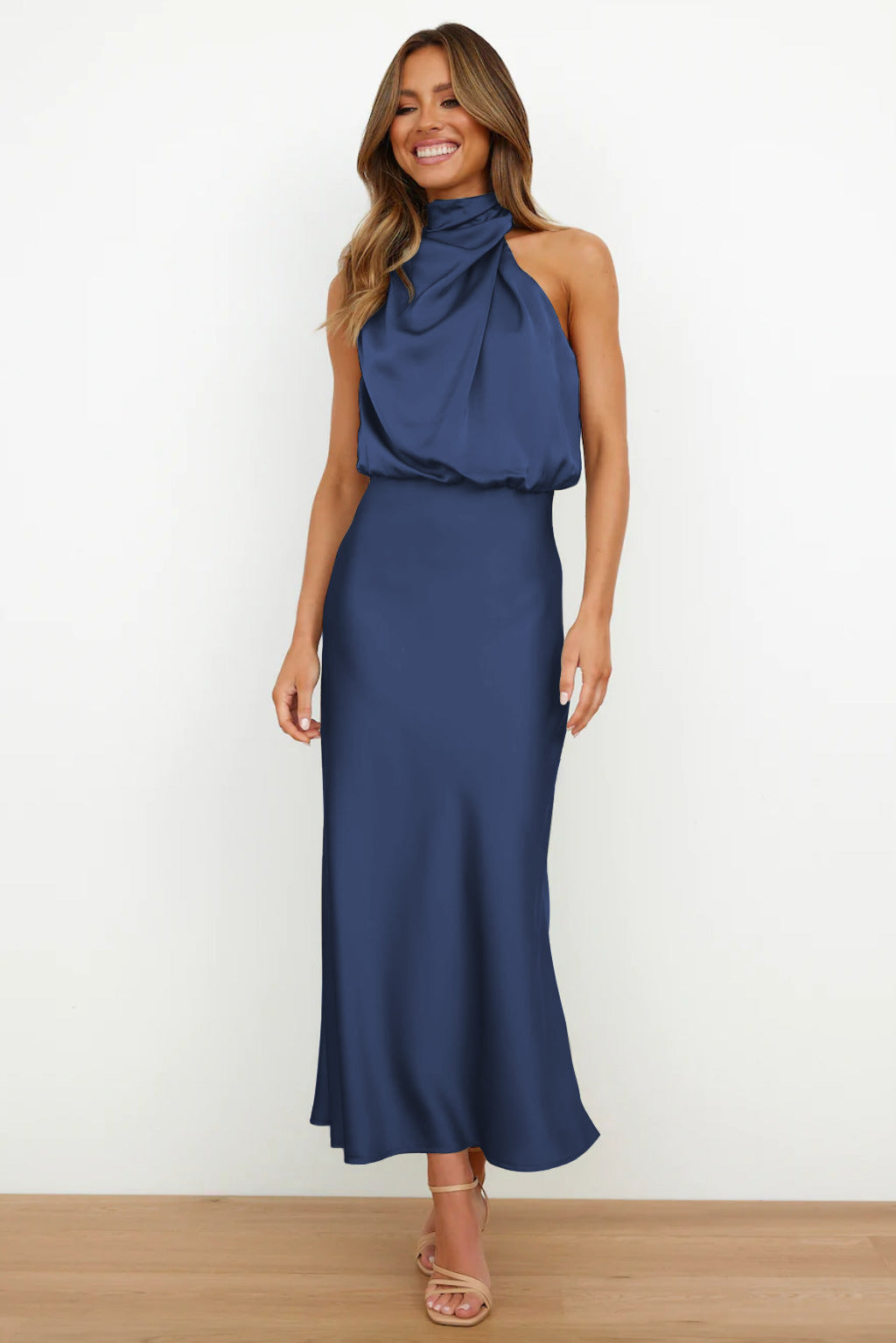 Carlina | Rochie lungă din satin cu decolteu halter