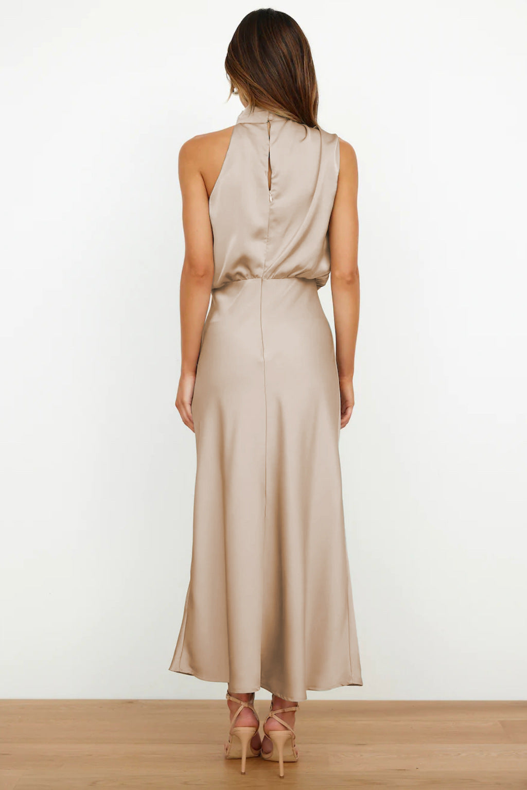 Carlina | Rochie lungă din satin cu decolteu halter
