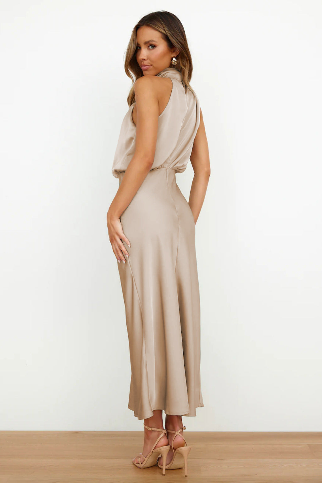 Helena – Rochie Lungă Satin Elegantă cu Decolteu la Gât, Culori Variate