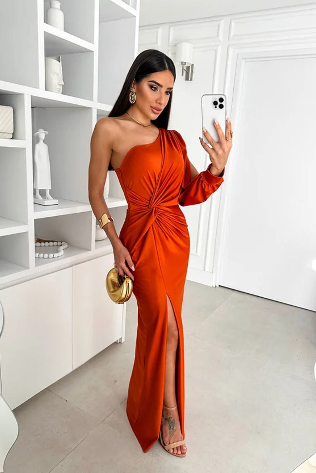 Araceli – Rochie Satinată Asimetrică cu Nod și Umăr Descoperit