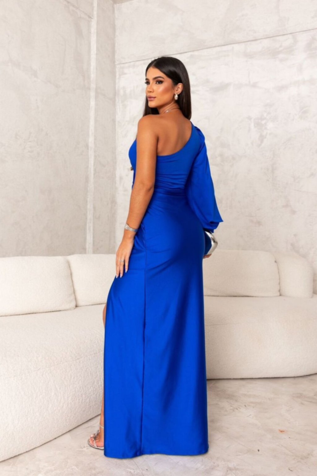 Araceli – Rochie Satinată Asimetrică cu Nod și Umăr Descoperit