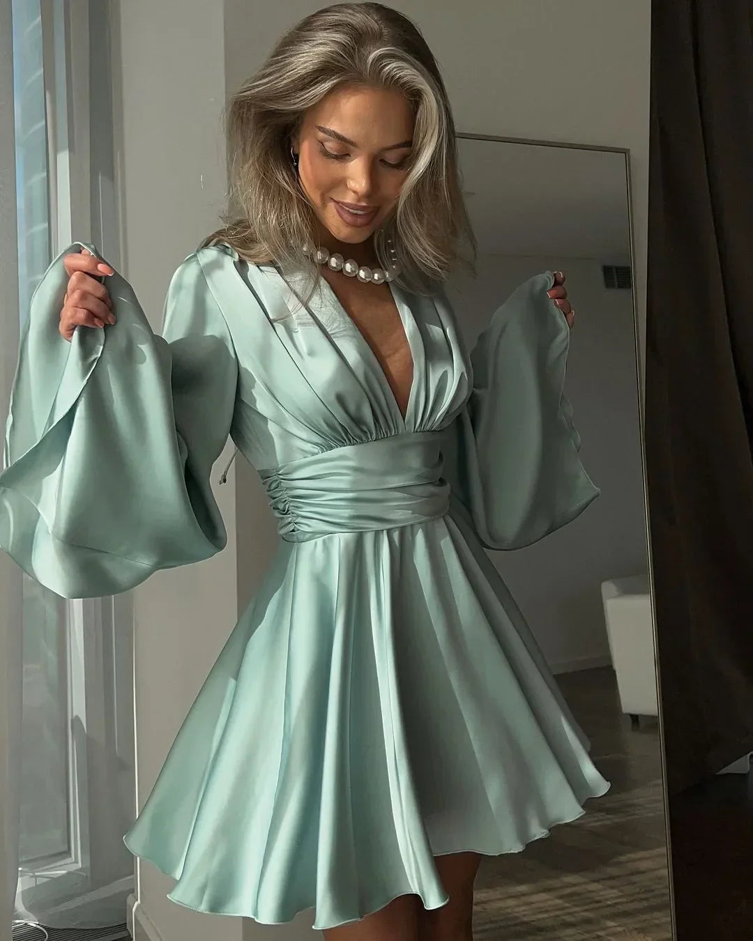 Darla – Rochie de Damă Elegantă Satinată cu Mâneci Largi