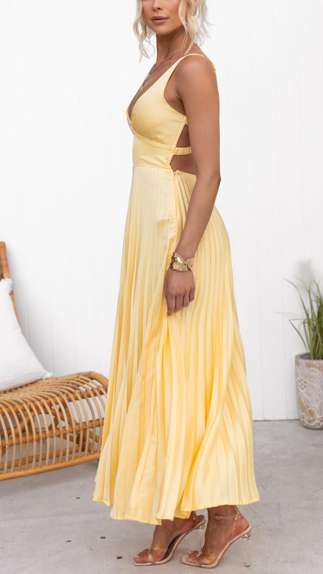 Alva™ | Rochie midi plisată cu decolteu în V" can be rewritten as:

"Alva™ | Rochie midi plisată cu decolteu în formă de V