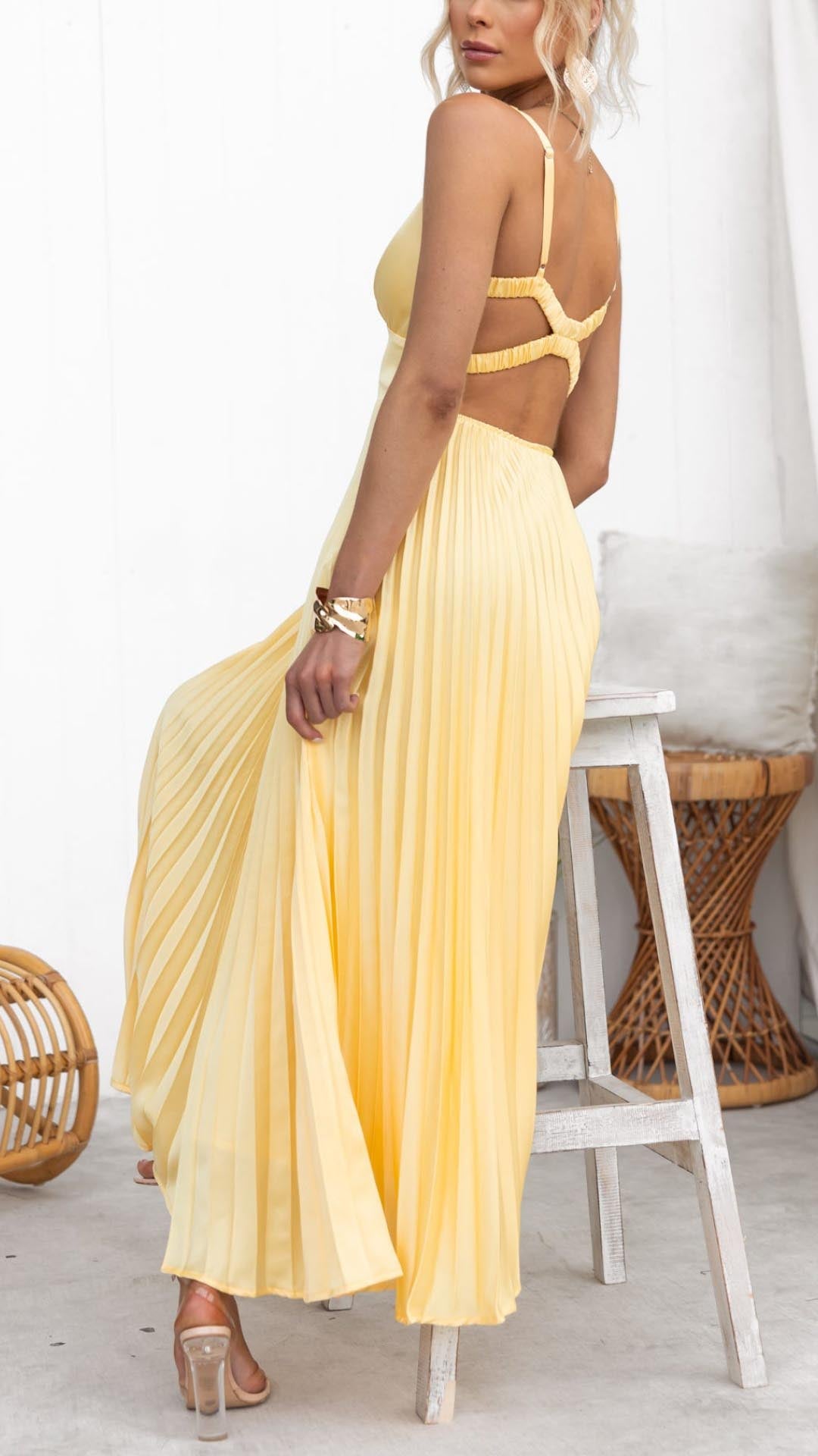 Alva™ | Rochie midi plisată cu decolteu în V" can be rewritten as:

"Alva™ | Rochie midi plisată cu decolteu în formă de V