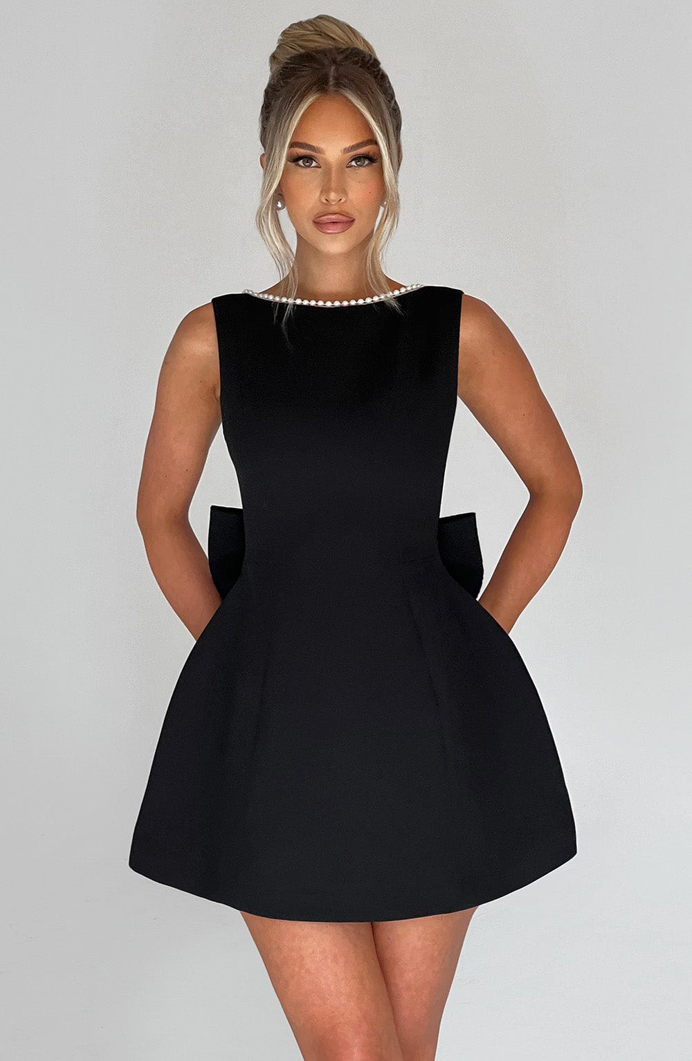 Elle – Rochie Mini de Damă cu Fundă și Perle