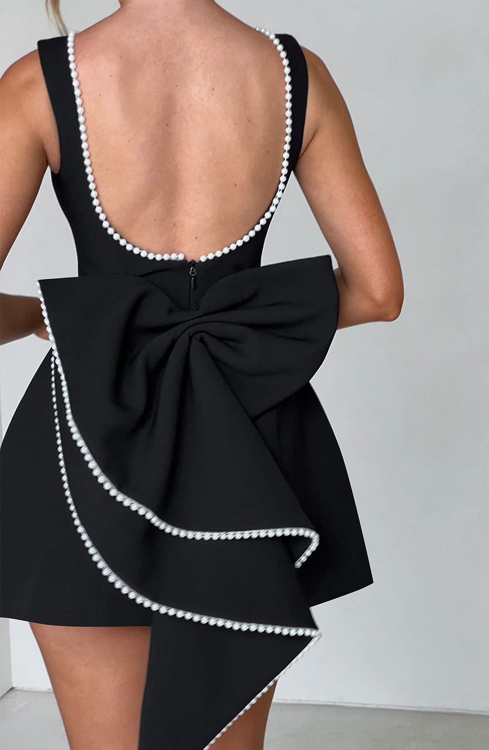 Elle – Rochie Mini de Damă cu Fundă și Perle