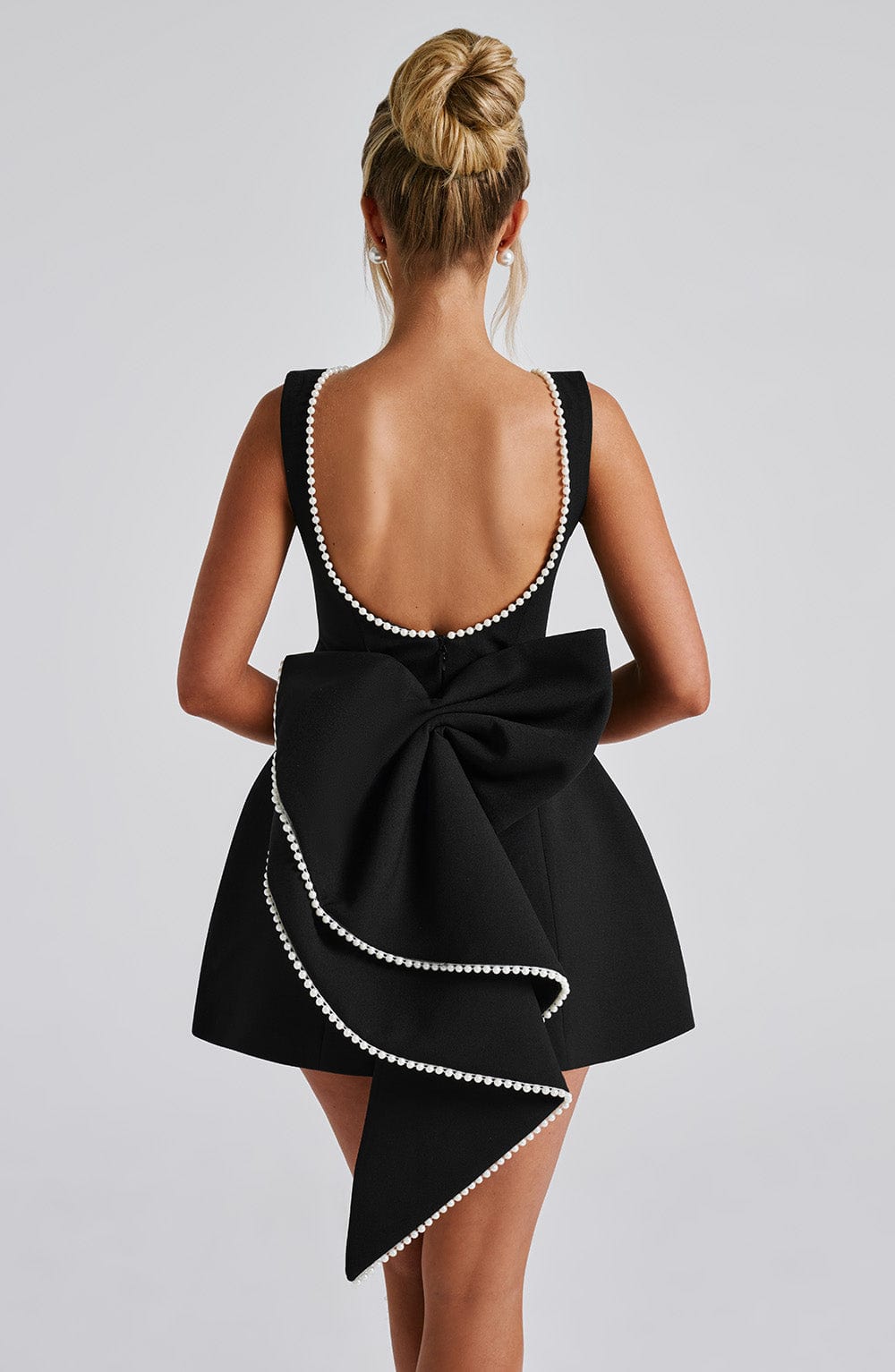 Elle – Rochie Mini de Damă cu Fundă și Perle