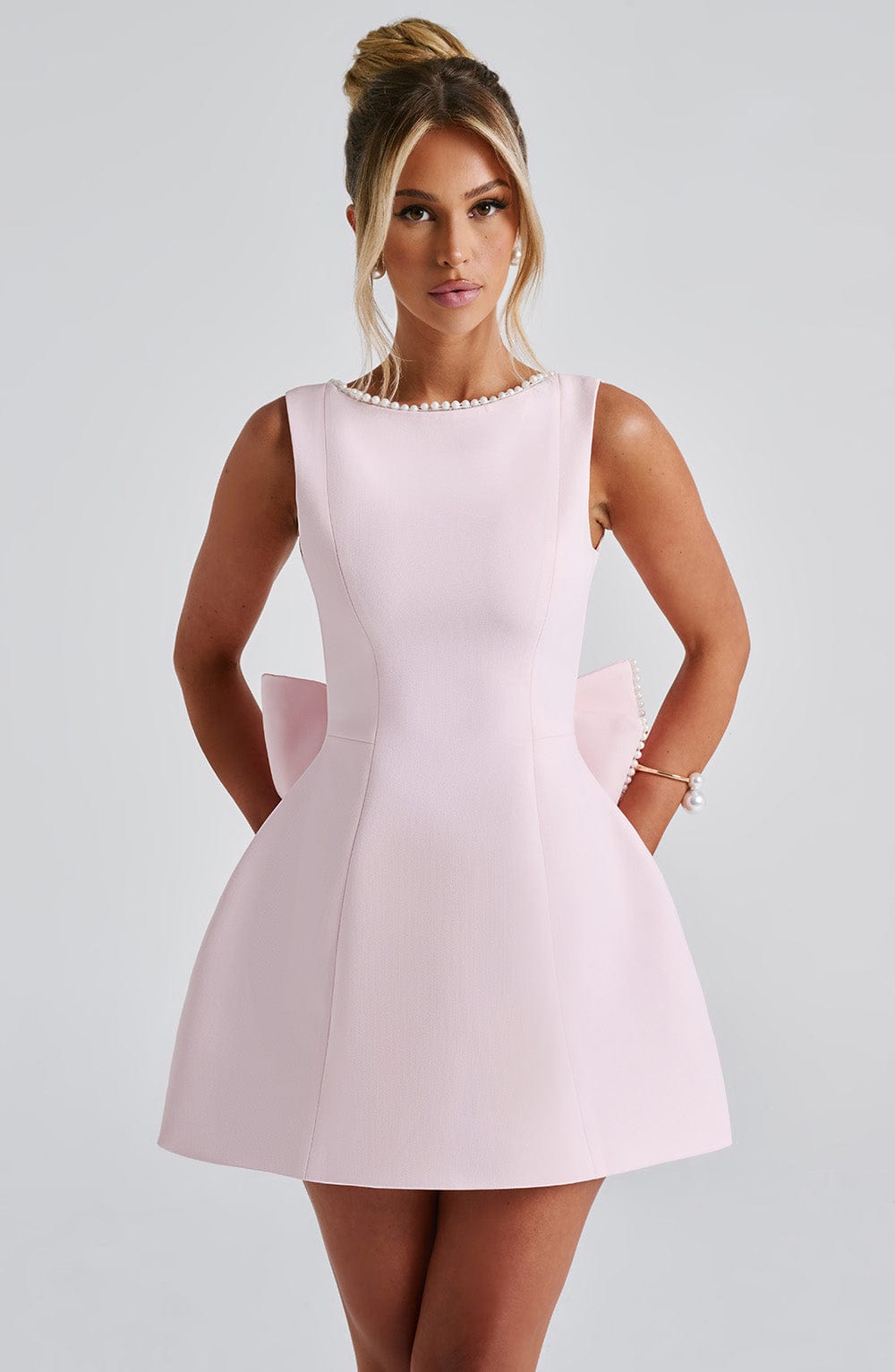 Elle – Rochie Mini de Damă cu Fundă și Perle