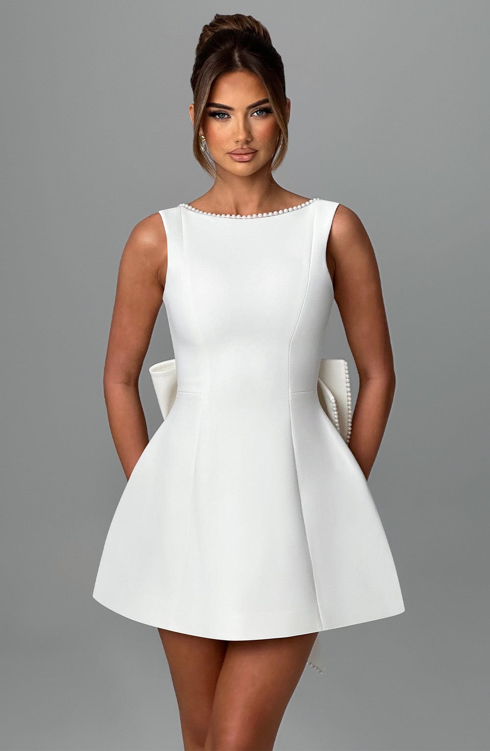 Elle – Rochie Mini de Damă cu Fundă și Perle