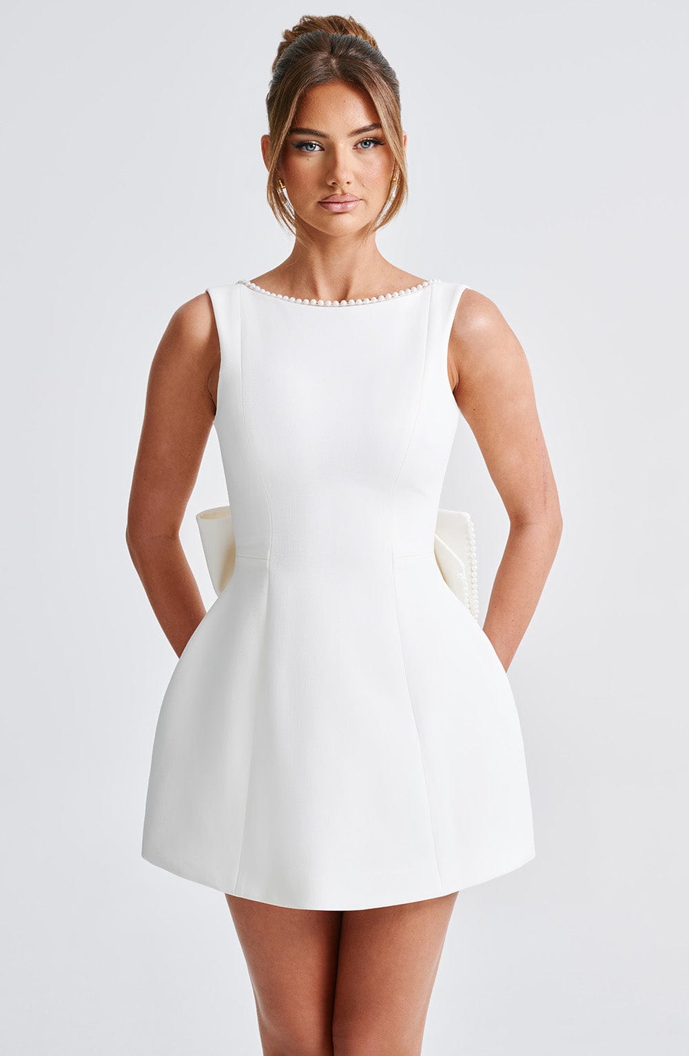 Elle – Rochie Mini de Damă cu Fundă și Perle
