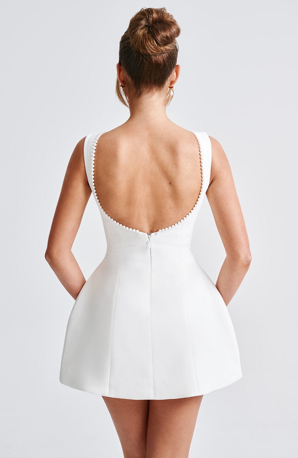 Elle – Rochie Mini de Damă cu Fundă și Perle