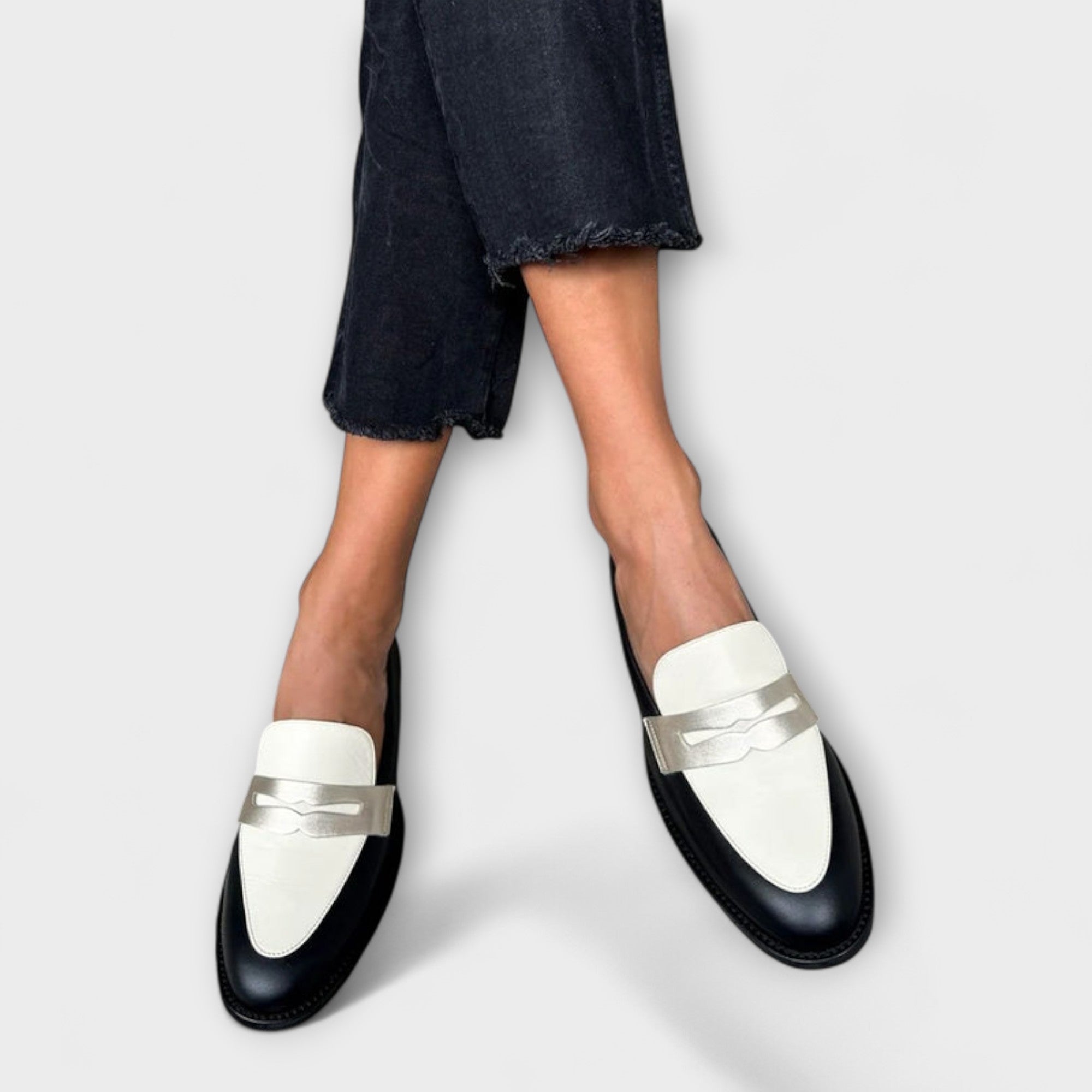 Xara – Mocasini de Damă Eleganți Negri cu Detalii Metalice