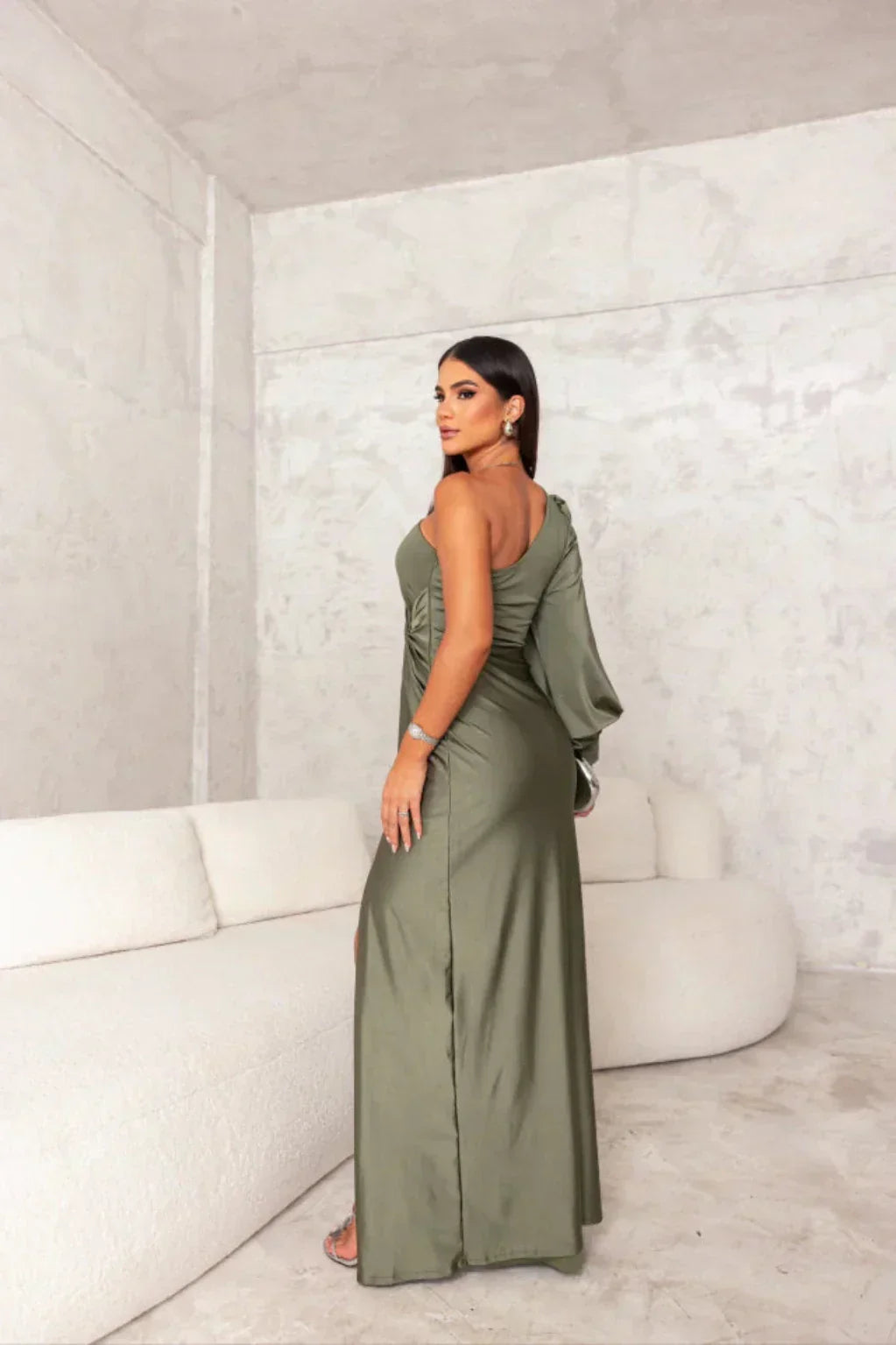 Araceli – Rochie Satinată Asimetrică cu Nod și Umăr Descoperit