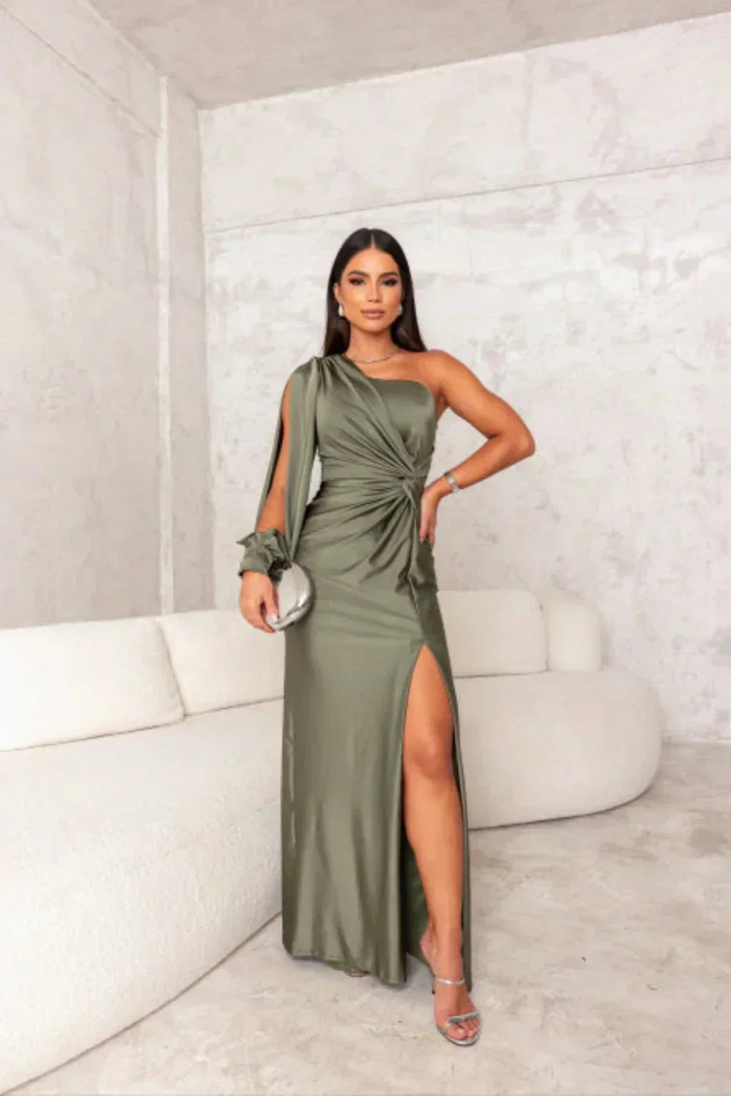 Araceli – Rochie Satinată Asimetrică cu Nod și Umăr Descoperit