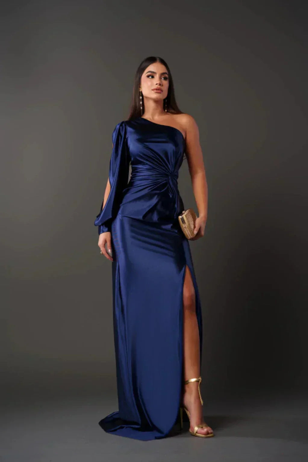 Araceli – Rochie Satinată Asimetrică cu Nod și Umăr Descoperit
