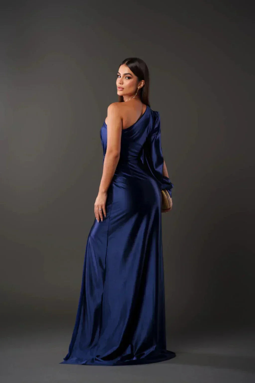 Araceli – Rochie Satinată Asimetrică cu Nod și Umăr Descoperit
