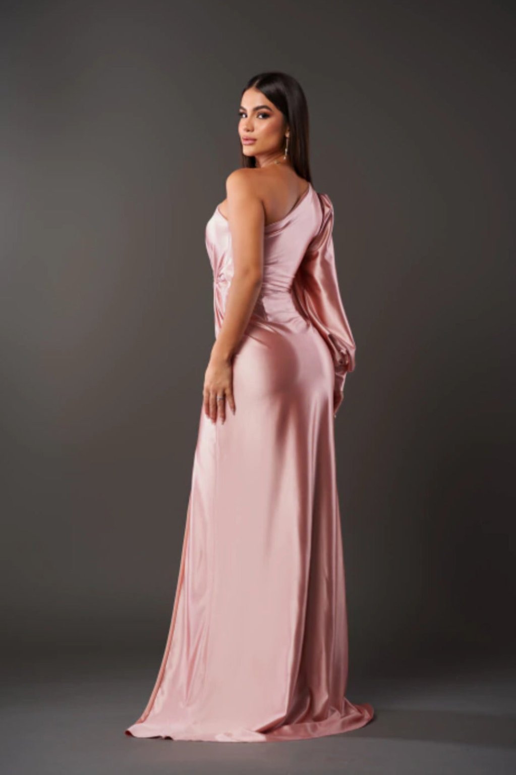 Araceli – Rochie Satinată Asimetrică cu Nod și Umăr Descoperit