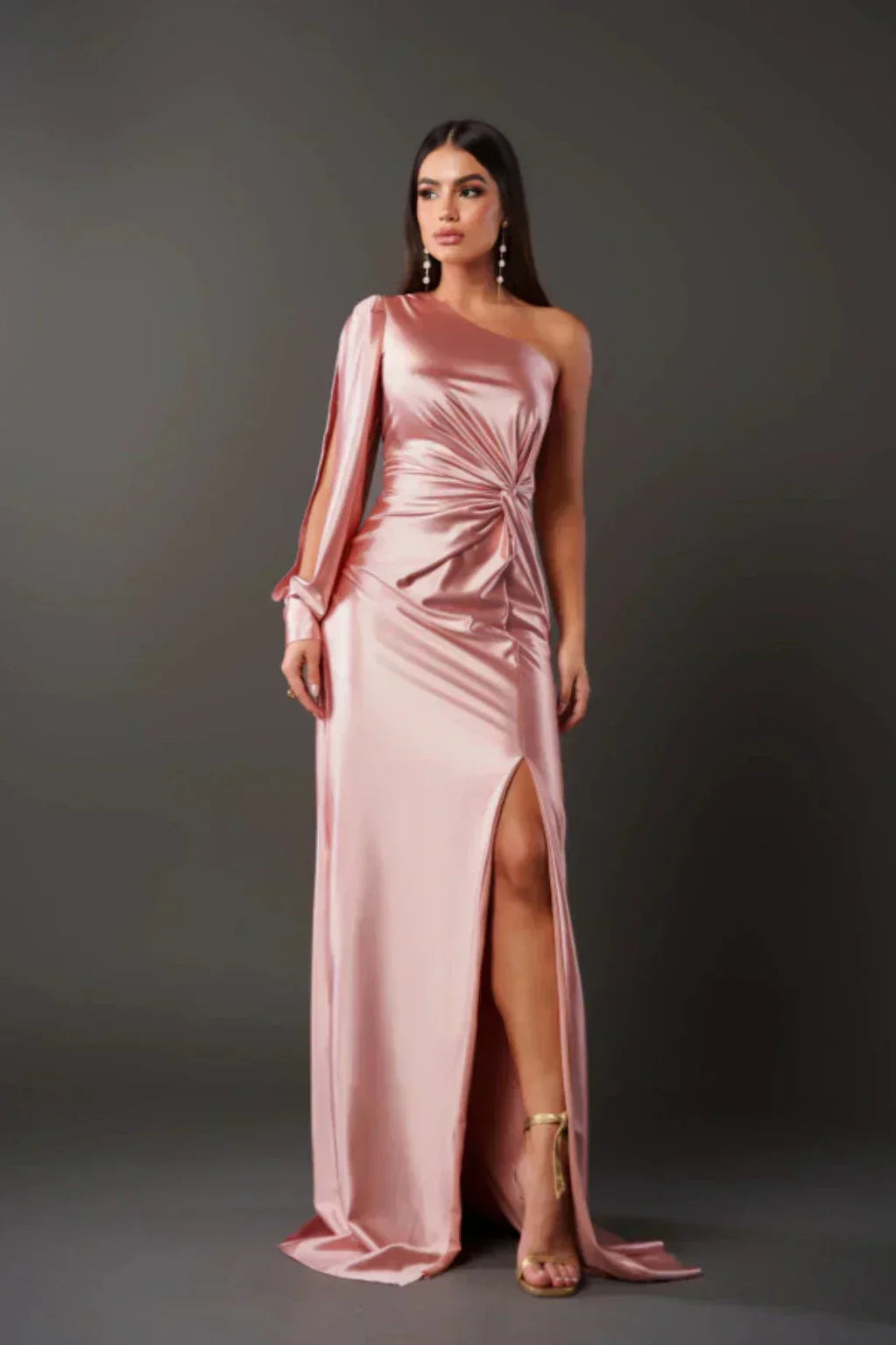 Araceli – Rochie Satinată Asimetrică cu Nod și Umăr Descoperit