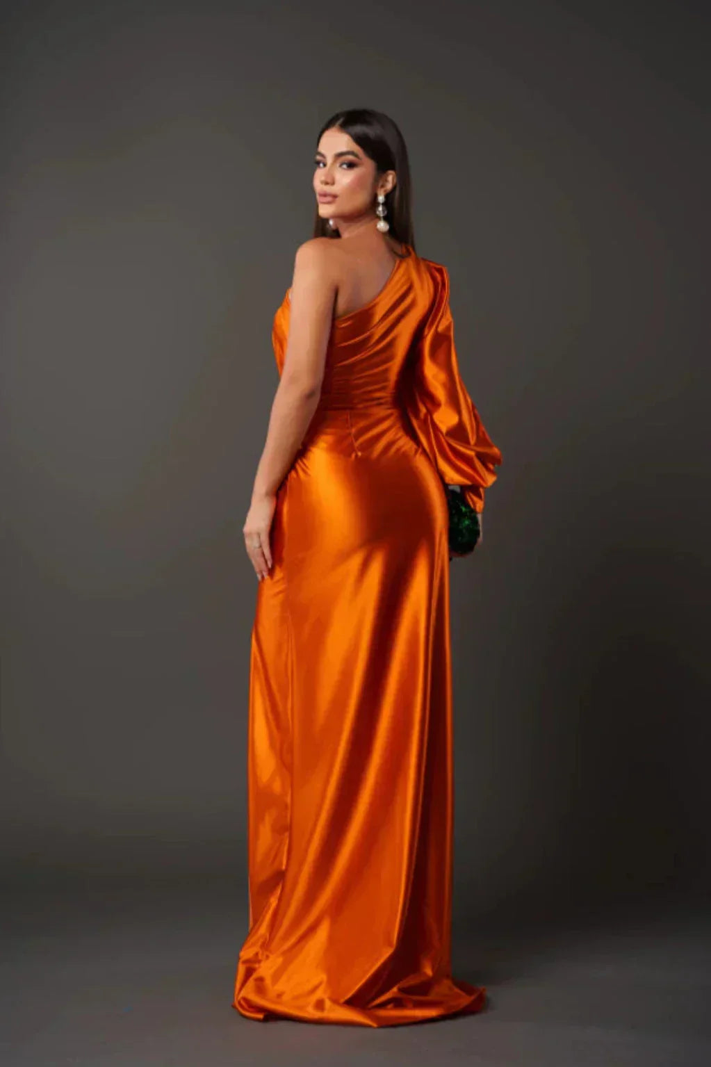 Araceli – Rochie Satinată Asimetrică cu Nod și Umăr Descoperit