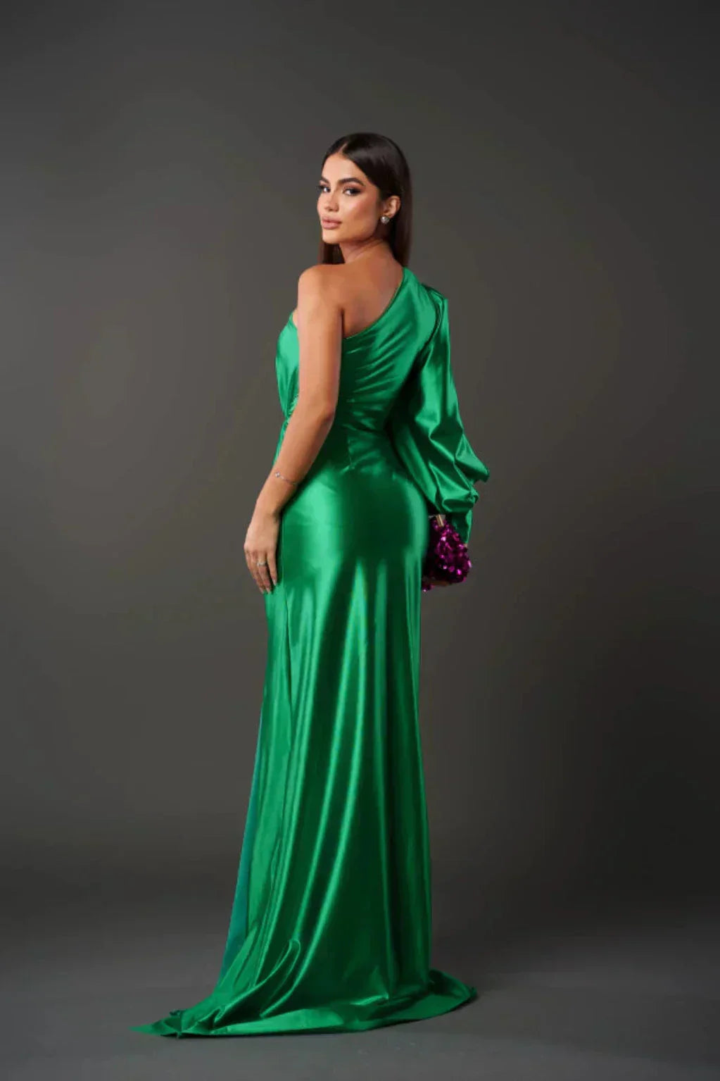 Araceli – Rochie Satinată Asimetrică cu Nod și Umăr Descoperit