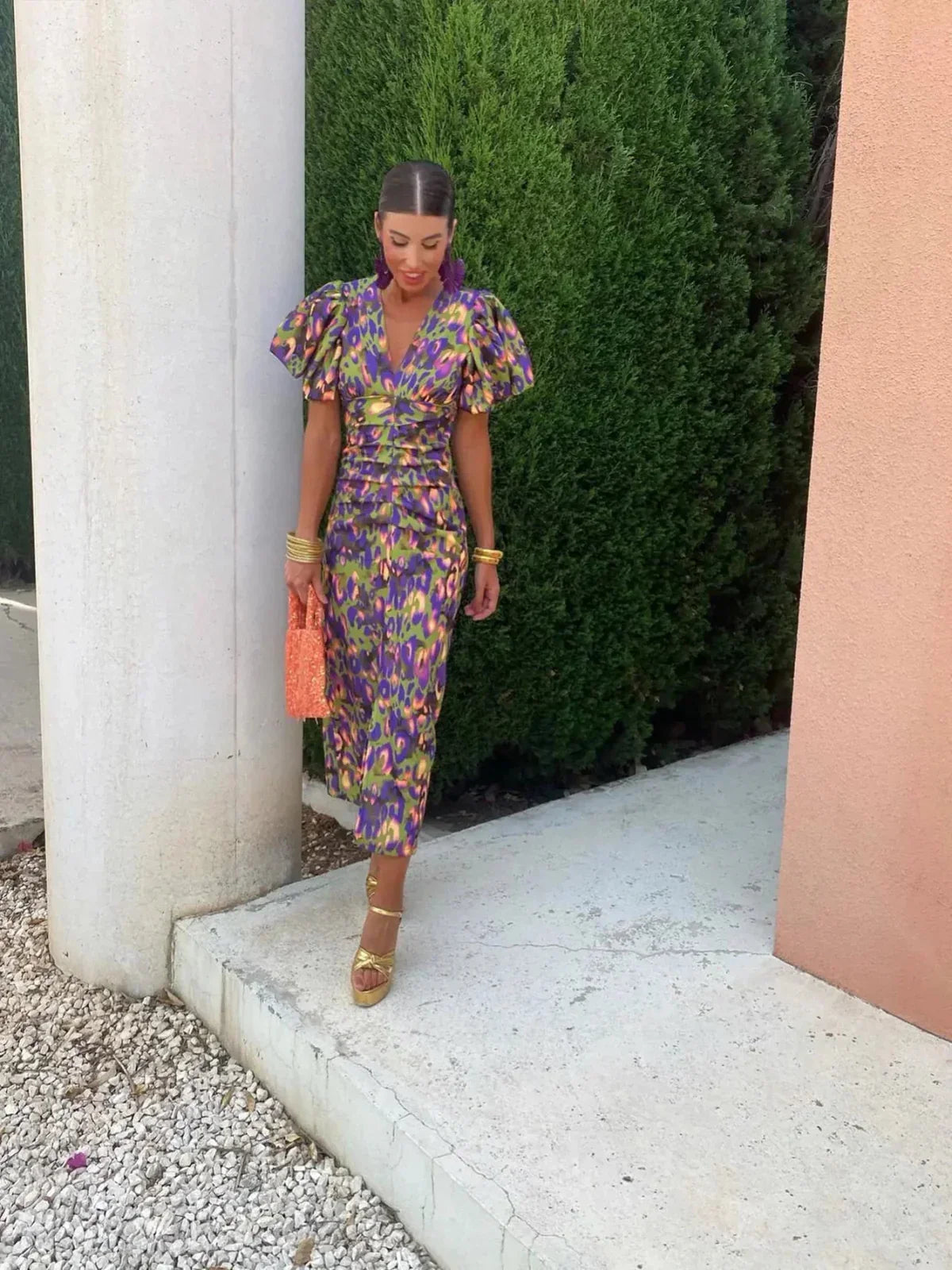 Lily – Rochie Midi Multicoloră cu Pliuri și Mâneci Bufante pentru Vară