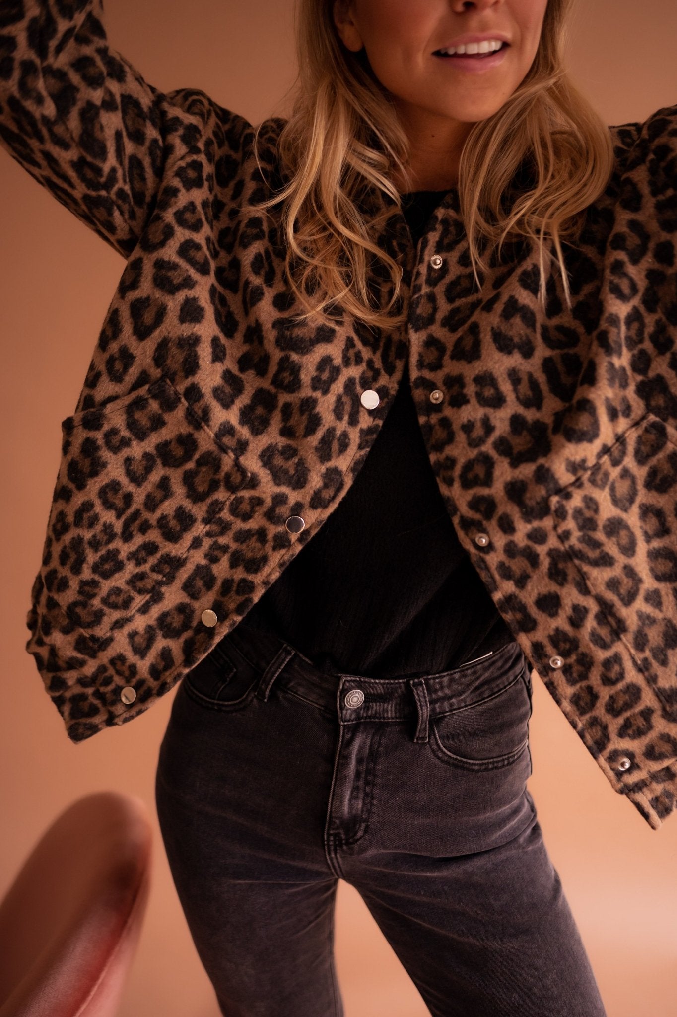 Charlene – Jachetă de Damă Elegantă cu Model Leopard
