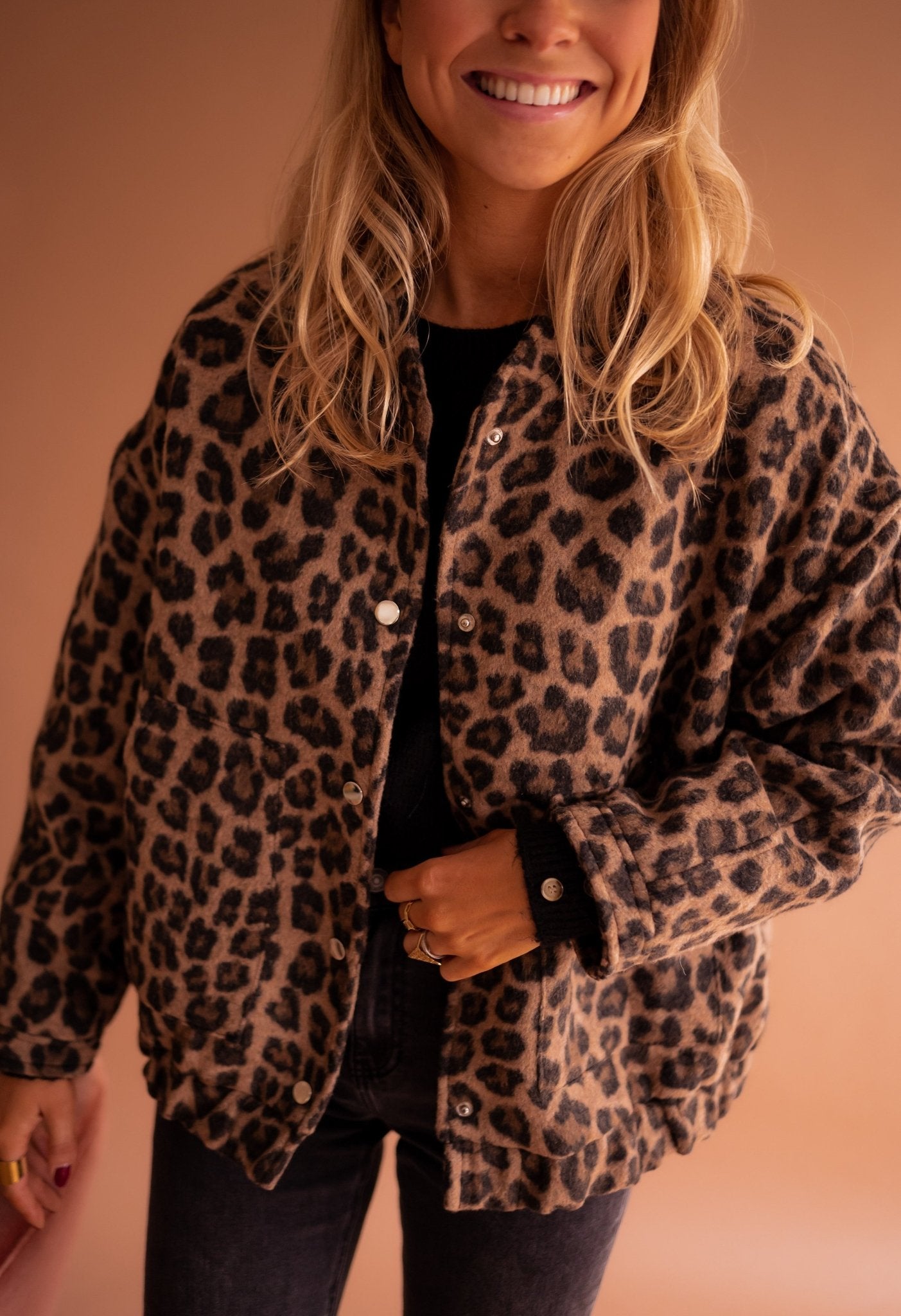 Charlene – Jachetă de Damă Elegantă cu Model Leopard