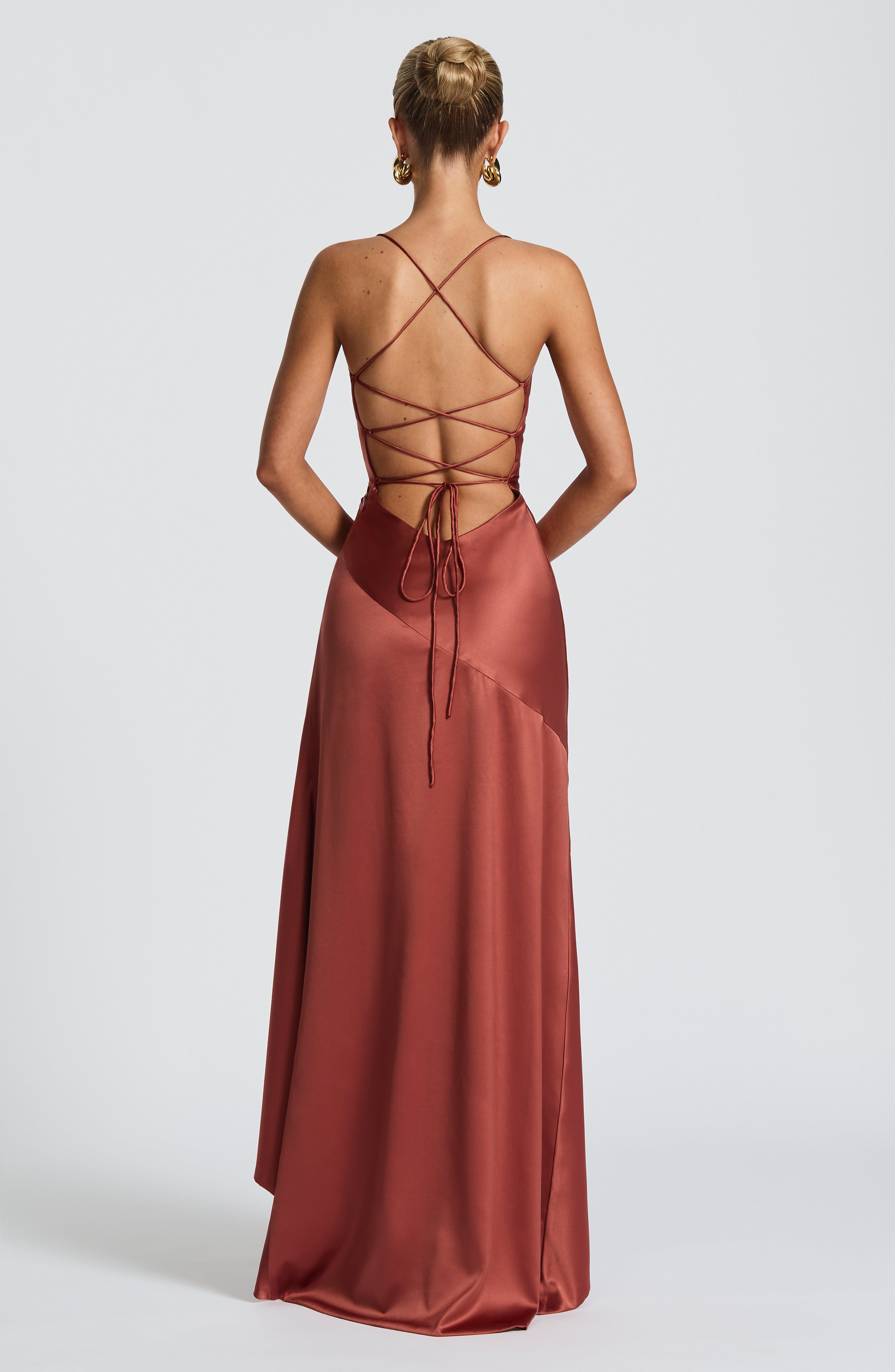 Seraphine – Rochie Maxi Damă Elegantă cu Tiv High-Low și Fanta