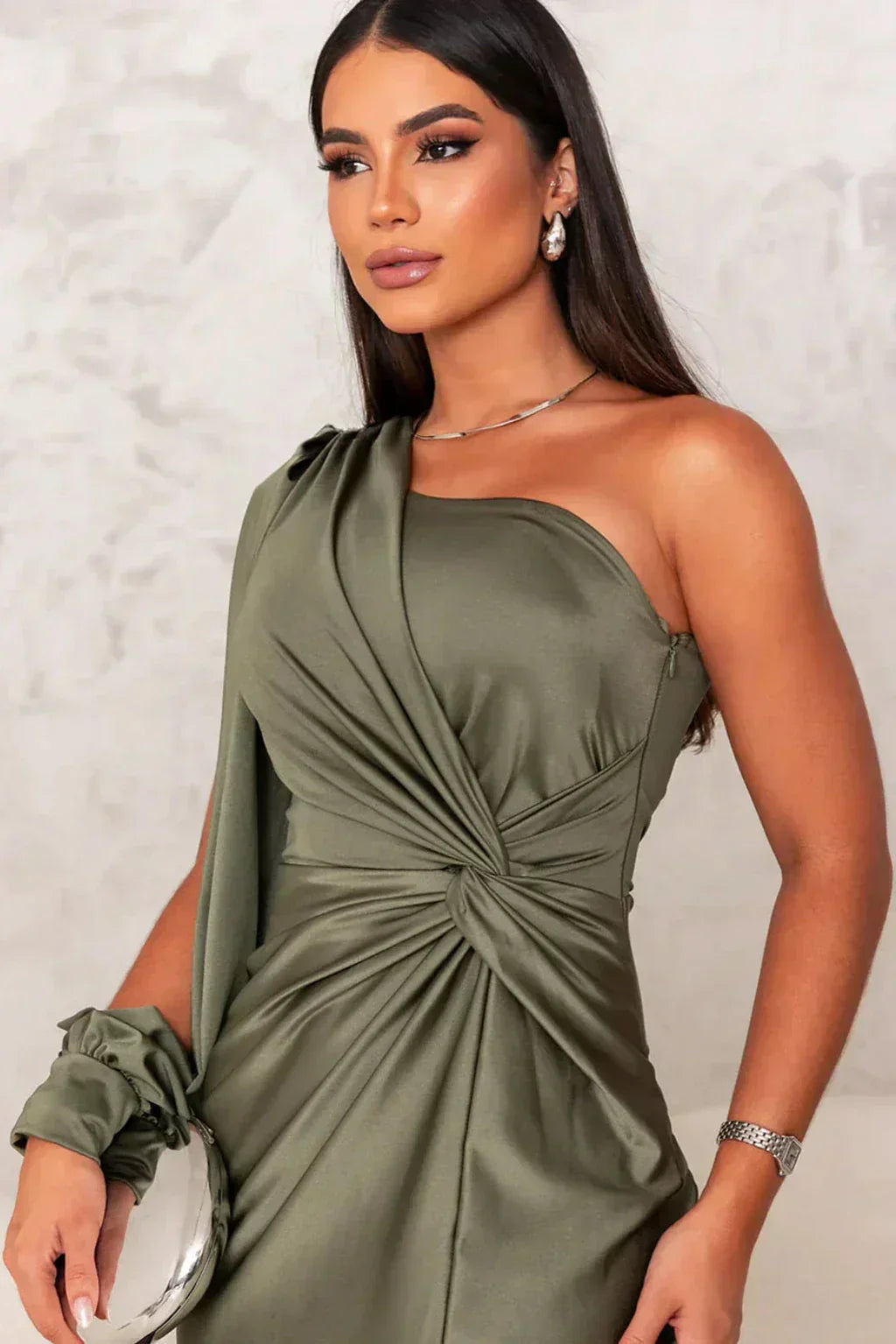 Araceli – Rochie Satinată Asimetrică cu Nod și Umăr Descoperit